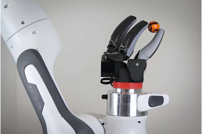 Датчик в форме пальца делает роботов более ловкими
